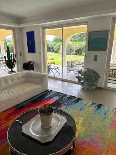 un salon avec un canapé et une table basse dans l'établissement Villa Belle Isnarde, à La Celle-sous-Gouzon