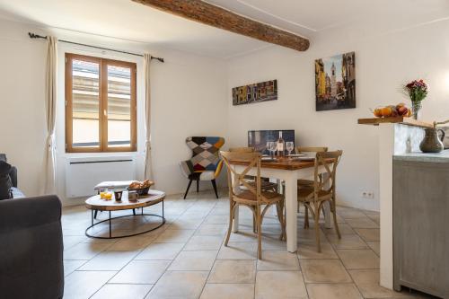 une cuisine et une salle à manger avec une table et des chaises dans l'établissement 