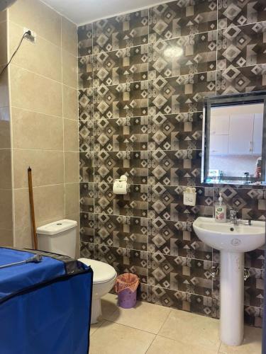 a bathroom with a toilet and a sink and a mirror at قريه اكوا فيو - الساحل الشمالى - الكيلو91 in Dawwār Abū Maḩrūs