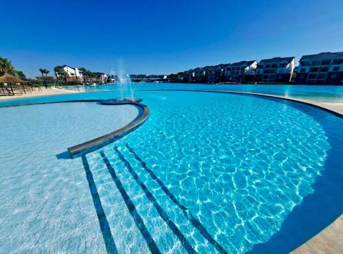 Kolam renang di atau dekat dengan Beach-Style Modern Apt at The Blyde