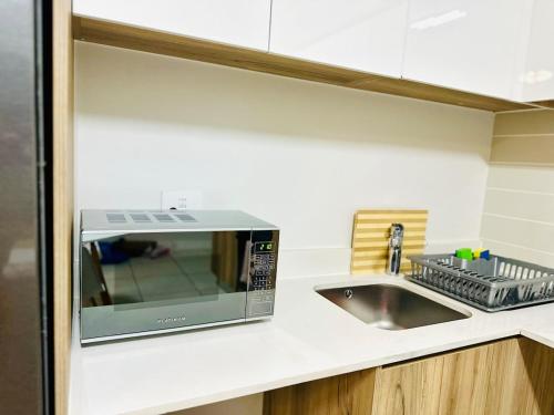 Dapur atau dapur kecil di Beach-Style Modern Apt at The Blyde