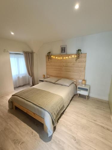 une chambre avec un grand lit avec des lumières dessus dans l'établissement JUR'Atypique, à Conliège