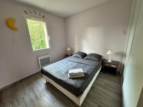 une chambre avec un lit et une fenêtre dans l'établissement Villa La Sittelle, à Masseboeuf