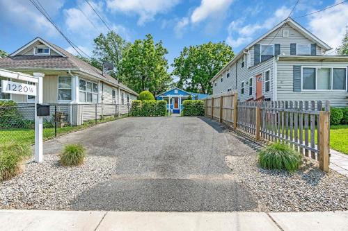 ein Haus mit einem Zaun und einer Einfahrt in der Unterkunft Bungalow Blue in Bradley Park in Neptune City