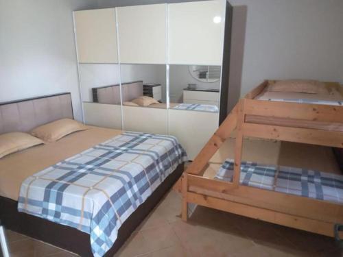 een slaapkamer met een stapelbed en een ladder bij Oasis Villa in Shtoji i Ri