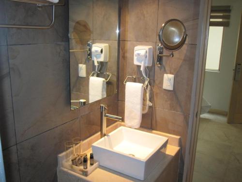 A bathroom at Rymma Hotel