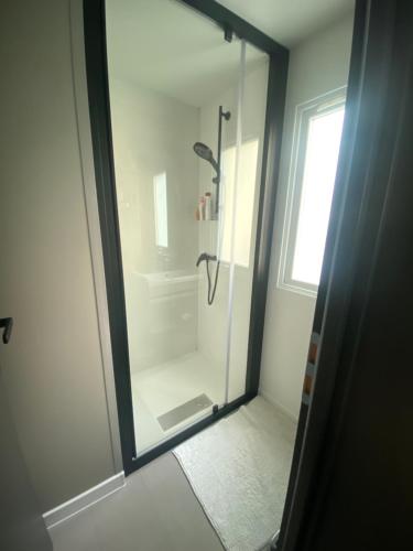 une douche avec une porte vitrée dans une salle de bain dans l'établissement Mobil home plage 4 étoiles, à Fréjus