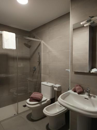 a bathroom with a toilet and a sink and a shower at Apartamento Balcón al Mediterráneo in Moraira