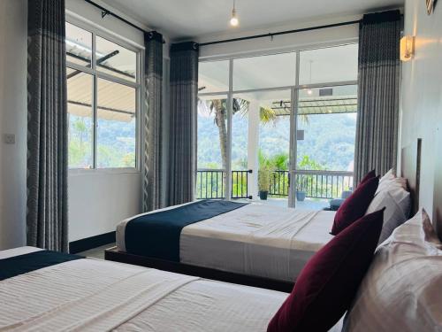 Un dormitorio con dos camas y una gran ventana. en Ella Sun Inn, en Ella