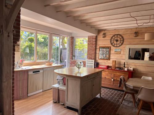 une cuisine avec un comptoir et une table à l'intérieur dans l'établissement Mongaiséjour, à Tourgéville