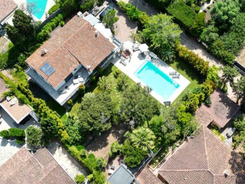 une vue aérienne d'une maison avec piscine dans l'établissement Villa Macalia, à Pietrosella