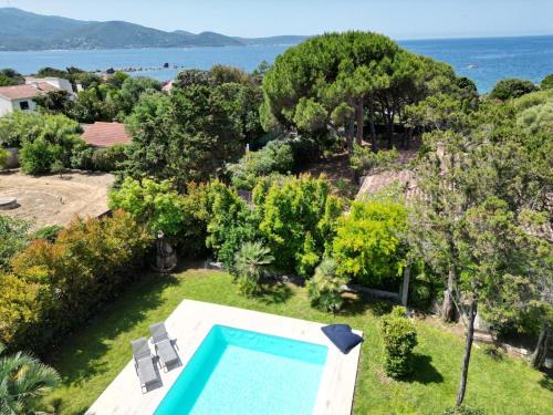 - une vue aérienne sur la piscine dans le jardin dans l'établissement Villa Macalia, à Pietrosella