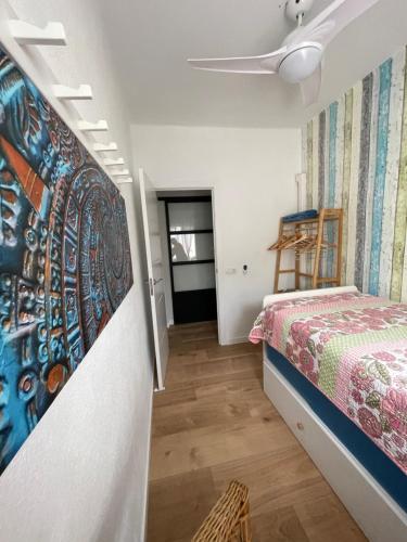 a bedroom with a bed and a painting on the wall at Vivienda vacacional Josver in Benicàssim