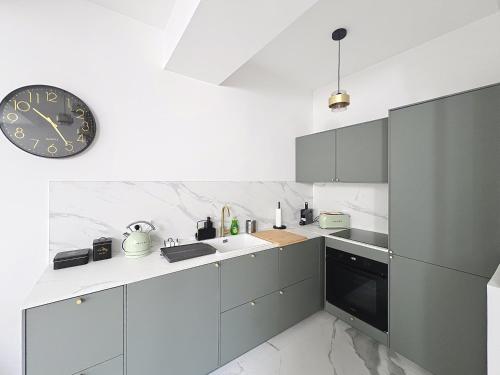 Dapur atau dapur kecil di Côté Palmier - Luxurious 2-room - Center-by PauseAixoise