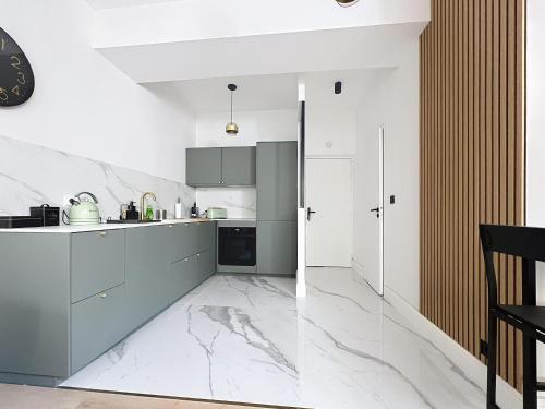 Dapur atau dapur kecil di Côté Palmier - Luxurious 2-room - Center-by PauseAixoise