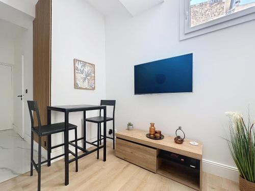 Televisyen dan/atau pusat hiburan di Côté Palmier - Luxurious 2-room - Center-by PauseAixoise