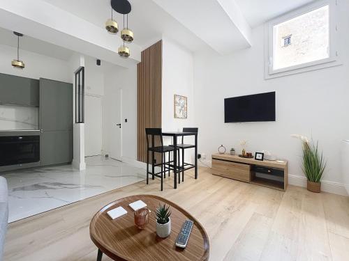 Televisyen dan/atau pusat hiburan di Côté Palmier - Luxurious 2-room - Center-by PauseAixoise