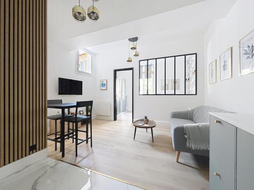 Televisyen dan/atau pusat hiburan di Côté Palmier - Luxurious 2-room - Center-by PauseAixoise