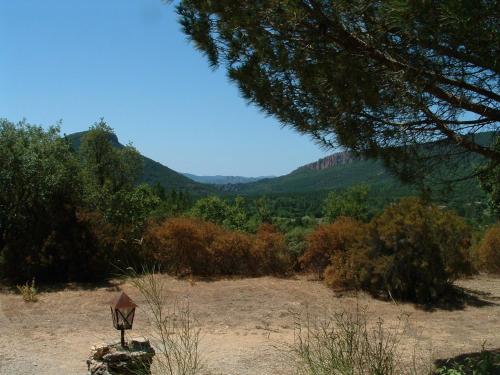un champ de terre avec des arbres et des montagnes en arrière-plan dans l'établissement Bagnols-en-Forêt, promo semaine du 26 juillet, pool et villa privative, 8 personne, très beau site, à Bagnols-en-Forêt