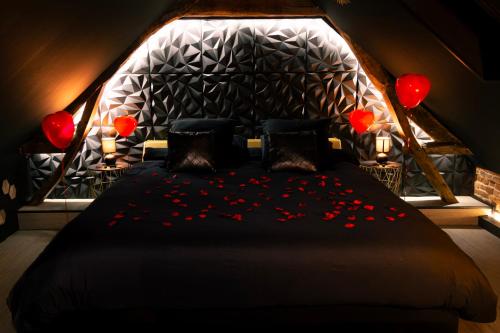 une chambre avec un lit avec des fleurs rouges dessus dans l'établissement TheRubyLodge, à Ourville-en-Caux