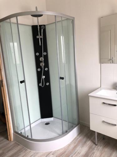 une douche avec une cabine en verre dans une salle de bain dans l'établissement L'imperatrice, à Berck-sur-Mer