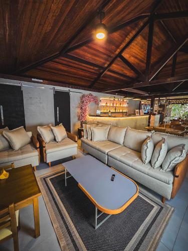 a living room with couches and a table at Pousada Conde Redondo in Lumiar