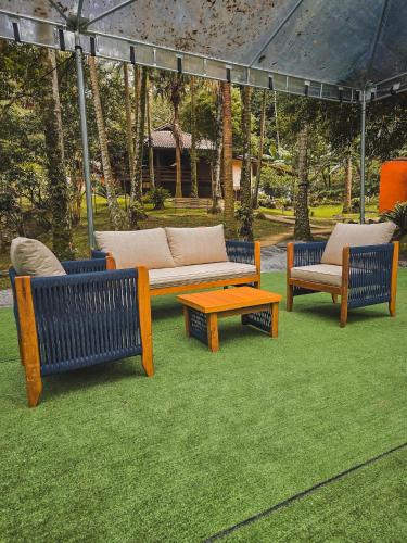 a group of chairs and a couch and a table at Pousada Conde Redondo in Lumiar