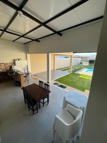 Ruang duduk di Casa com piscina e churrasqueira