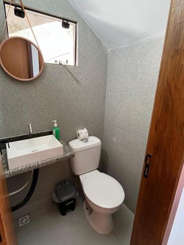 Bilik mandi di Casa com piscina e churrasqueira