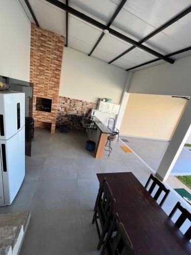 Dapur atau dapur kecil di Casa com piscina e churrasqueira