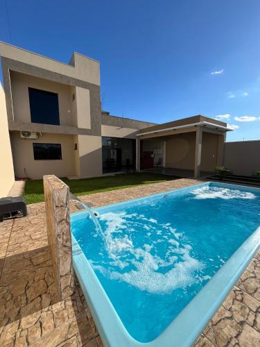 Kolam renang di atau dekat dengan Casa com piscina e churrasqueira