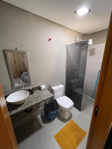 Bilik mandi di Casa com piscina e churrasqueira