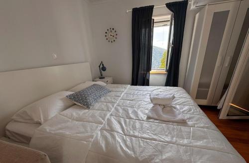 Una cama o camas en una habitación de Delphi Sunset Studio