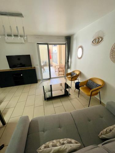 Jolie 3 pièces avec terrasse au vieux port, à 2 pas des plages et du palais.