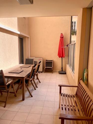 Jolie 3 pièces avec terrasse au vieux port, à 2 pas des plages et du palais. photo 16