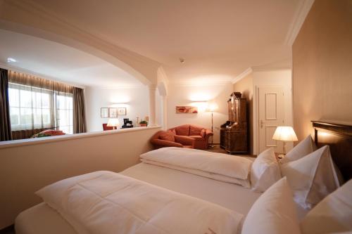 Una cama o camas en una habitación de Hotel Hanswirt