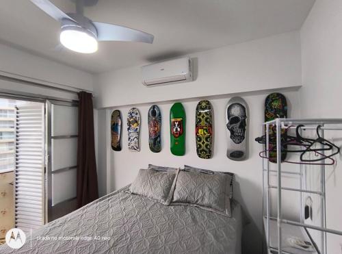 a bedroom with four skateboards on the wall at Rub-a-Dub in Santos