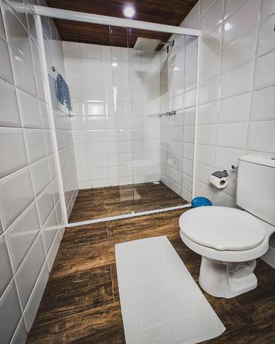 a bathroom with a toilet and a shower at Pousada Conde Redondo in Lumiar