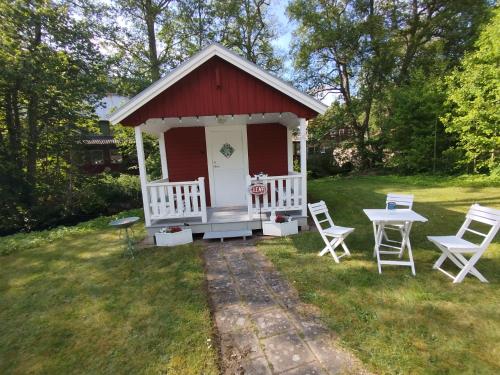 a red and white gazebo with a table and chairs at Apartment Lena 