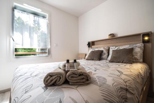 a bedroom with a bed with towels on it at Appartement Neuf au pied Prorel in Briançon