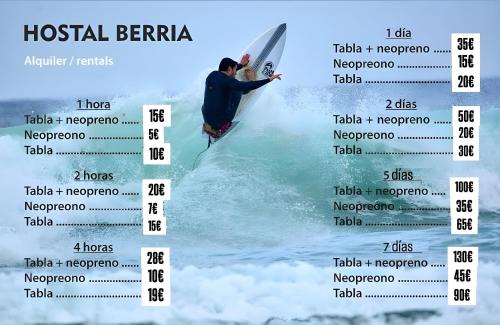 Człowiek na fali na desce surfingowej w oceanie w obiekcie Hostal de Berria w mieście Santoña