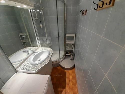 une salle de bain avec un lavabo et une douche dans l'établissement Appartement Village Naturiste Savannah, au Cap d'Agde