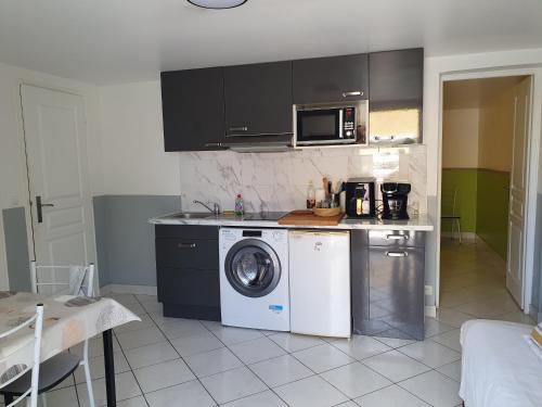 Photo de la galerie de l'établissement Appartement indépendant dans maison avec parking gratuit, à Grasse