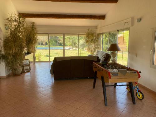 un salon avec une table et un canapé dans l'établissement Grande maison avec piscine, à Aix-en-Provence