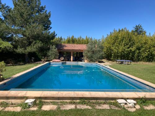 - une piscine dans une cour avec un kiosque dans l'établissement Grande maison avec piscine, à Aix-en-Provence