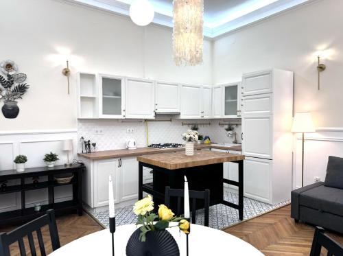 V1 Central Riverfront Apartment 2 BDRM