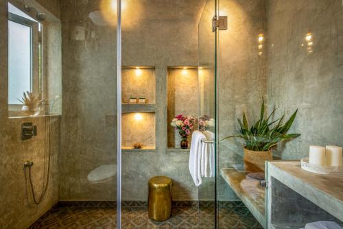 El Tesoro 2BHK Elegant Apartments in Siolim with Pool- 10 mins Drive to Assagaoにあるバスルーム