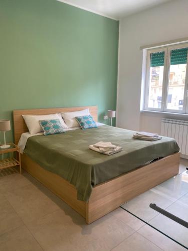 una camera da letto con un letto grande con due asciugamani sopra di Il Rosmarino a Napoli
