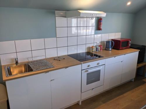 Kuchyň nebo kuchyňský kout v ubytování The Workshop