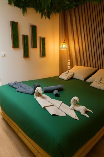- un grand lit avec deux chiens dans l'établissement Jungle Room - Sauna, Jacuzzi, Cinéma - Hyper Centre, à Troyes